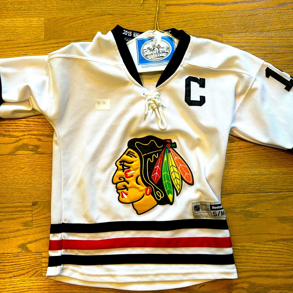 YOUTH S/M 2015 BLACKHAWKS WINTER CLASSIC JERSEY (RARE) (GREAT QUALITY)